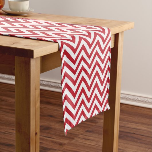 Chic Red en White Chevron Stripes Korte Tafelloper (Voorbeeld)