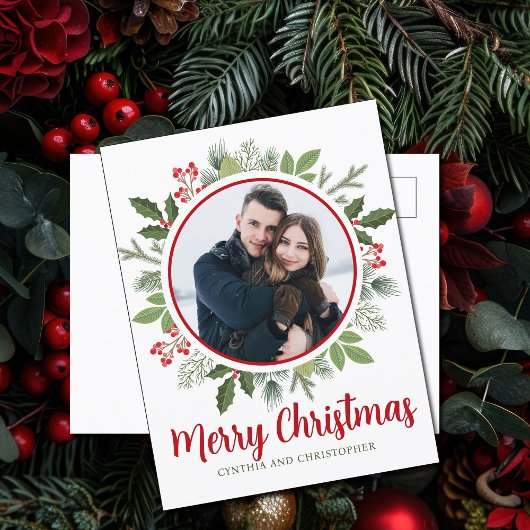 Chic Red Holly Berry Christmas Wreath Paar Foto Feestdagenkaart