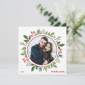 Chic Red Holly Berry Leaf Kerstkrans Foto Feestdagenkaart (Staand voorkant)