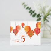 Chic Red Lantaarns White Wedtable Number Briefkaart (Staand voorkant)