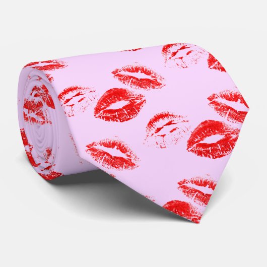 Chic Red Lip Print Stropdas op lavendel Achtergron (Opgerold)