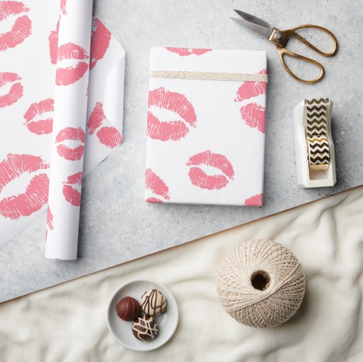 Chic Red Lipstick Kisses Valentijnsdag Cadeaupapier (Crafts)