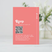 Chic Retro Koraal Roze Monogram Huwelijk QR Code RSVP Kaartje (Staand voorkant)