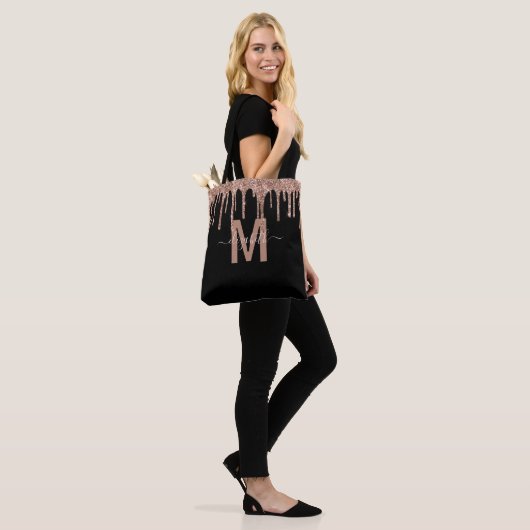Chic Roos Gold Driving Glitter Monogram Naam Tote Bag (Op model)
