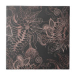 Chic Roos Gold en Black Flowers Leaves Tegeltje<br><div class="desc">Deze elegante en chic faux-bedrukte roos goud en zwarte florale tekeningen zijn perfect voor de trendy en stijlvolle vrouw. Het modieuze en moderne landontwerp is geweldig voor vele geschenken en gelegenheden. Geniet van deze hedendaagse en artistieke afdruk voor uw volgende aankoop; voor jezelf,  je vrienden of je familie!</div>