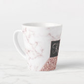 Chic Roos Gold Faux Glitter en Marmeren Monogram Latte Mok (Linkerhoek)