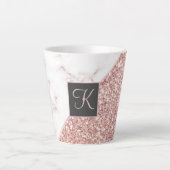 Chic Roos Gold Faux Glitter en Marmeren Monogram Latte Mok (Voorkant)