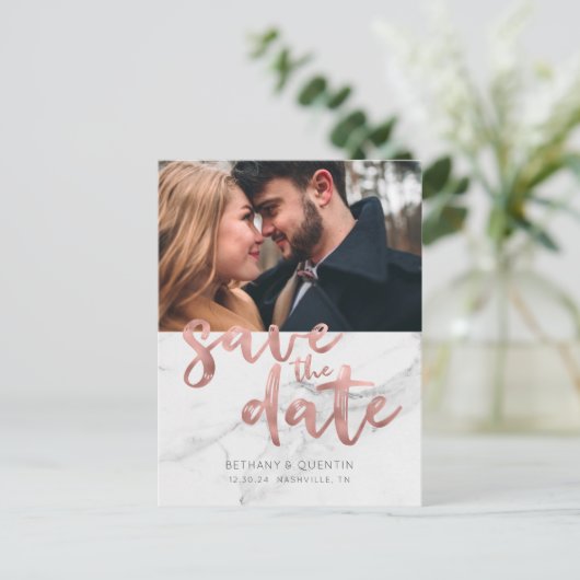 Chic Roos Gold Foil Script Marble Save the Date Aankondigingskaart (Staand voorkant)