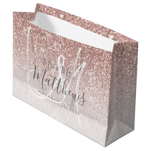 Chic Roos Gold Glitter Script Monogram Weddenschap Groot Cadeauzakje (Voorkant Gekanteld)