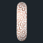 Chic Roos Gold Leopard Cheetah Animal Print Persoonlijk Skateboard<br><div class="desc">Dit elegante en chic ontwerp is perfect voor de moderne fashionista. Het is voorzien van een faux bedrukte roos gouden handgetekende luipaard/cheetah safari dierlijke afdruk op een eenvoudige witte achtergrond. Het is , schattig en trendy! ***BELANGRIJKE NOTA VAN HET ONTWERP: Voor om het even welk verzoek van het douaneontwerp zoals...</div>