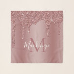 Chic Roos Gold Sparkle Glitter Drift Monogram Sjaal<br><div class="desc">Meisjes Roos Gold Sparkle Glitter druipt Monogram Square Scarf met mode faux blush roze/roos goudglitter druppelt op een chemische achtergrond met uw eigen monogram en naam. Neem contact met ons op via cedarandstring@gmail.com als u hulp nodig hebt bij het ontwerp of de bijbehorende producten.</div>