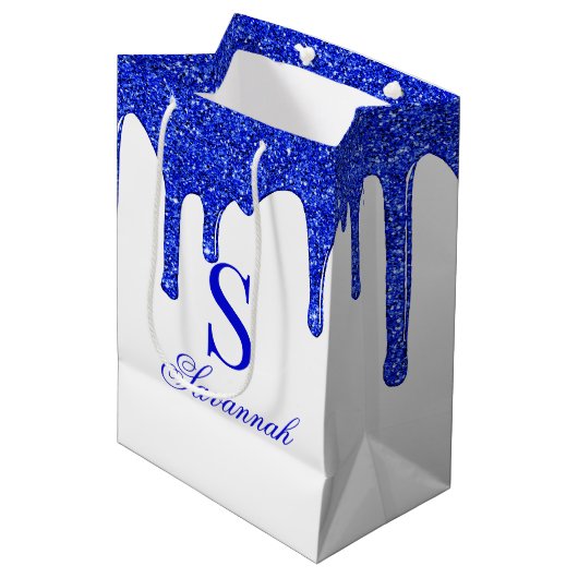 Chic Royal Blue Glitter Drift Sparkle Monogram Medium Cadeauzakje (Voorkant Gekanteld)