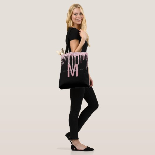 Chic roze Driving Glitter Monogram Naam Tote Bag (Op model)