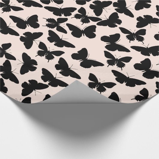 Chic roze en zwarte vlinders verjaardag cadeaupapier (Hoek)
