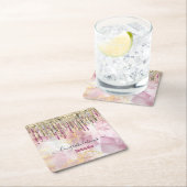 Chic roze goudglitter druppelt monogram kartonnen onderzetters (Insitu)