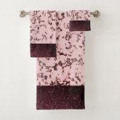 Chic roze Roze Blush Glittery Marble Bad Handdoek (Insitu)