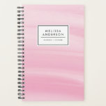 Chic Roze Waterverf Wash Modern Planner<br><div class="desc">Vrouwelijke en trendy aangepaste planner met roze waterverf wassen achtergrond. Personaliseer door jouw naam of korte zin toe te voegen. Deze moderne abstracte planner zal perfect zijn als een persoonlijk geschenk. Overeenkomende objecten zijn beschikbaar.</div>