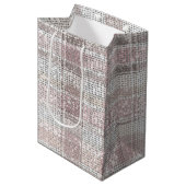 Chic Roze Witte Geplakte Strepen Kerst Sparkle Medium Cadeauzakje (Voorkant Gekanteld)