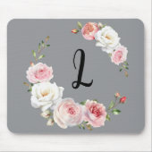 Chic Roze Witte Rozen Initiaal Script Grijs Muismat (Voorkant)