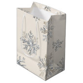 Chic Rustic Christmas Cream Snowflakes Medium Cadeauzakje (Voorkant Gekanteld)