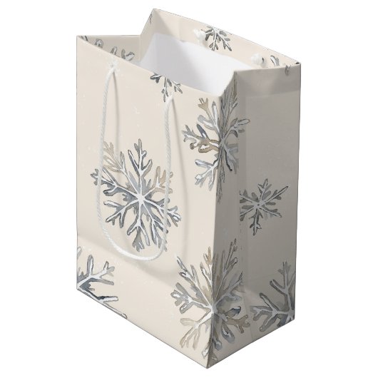 Chic Rustic Christmas Cream Snowflakes Medium Cadeauzakje (Voorkant Gekanteld)