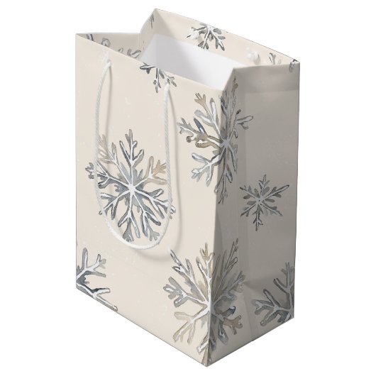 Chic Rustic Christmas Cream Snowflakes Medium Cadeauzakje (Achterkant Gekanteld)