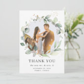 Chic Rustic Greenery Krans Bladerige Foto Huwelijk Bedankkaart (Staand voorkant)