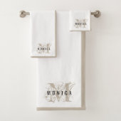 Chic Rustic Modern Beige Monogram Bad Handdoek (Insitu)