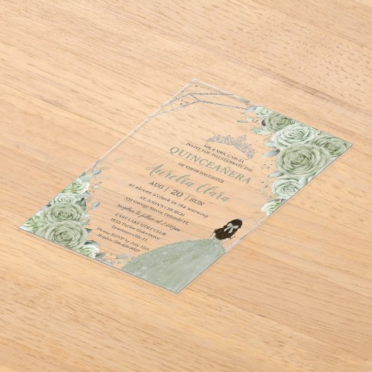 Chic Sage Green Floral Princess Silver Quinceañera Acryl Uitnodigingen (Laagn)