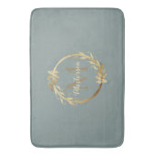 Chic Sage Green Gold Monogram Eucalyptus Wreate Badmat (Voorkant Verticaal)