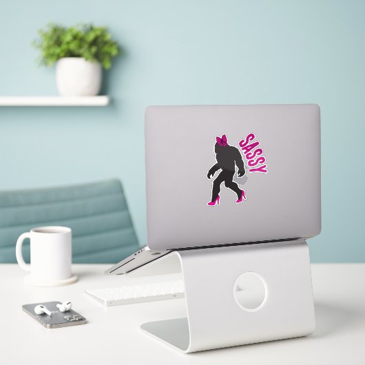 Chic Sassy Sasquatch (Grote Voet) Sticker (Laptop op bureau)