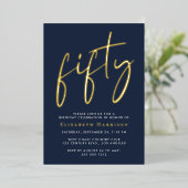Chic Script 50e verjaardagsfeestje Folie Uitnodiging (Staand Voorkant)