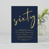 Chic Script Blue 60th Birthday Party Gold Folie Uitnodiging (Staand Voorkant)