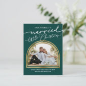 Chic Script Boog Vakantie Huwelijksaankondiging Feestdagenkaart (Staand voorkant)