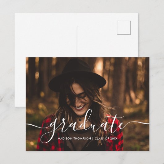 Chic Script Calligraphy Afstuderen Foto Aankondigingskaart (Voorkant / Achterkant)