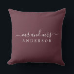 Chic Script de heer Mrs. Burgundy Pas getrouwd Mon Kussen<br><div class="desc">Een moderne monogrammen kussen met de tekst Mr en Mrs. in een wit elegant script op een woeste achtergrond. Voeg gewoon je getrouwde naam toe. Perfect geschenk voor het pas gehuwde paar. Exclusief voor u ontworpen door Happy Dolphin Studio. Neem contact met ons op via happydolphinstudio@outlook.com als je hulp of...</div>