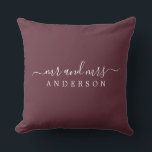 Chic Script de heer Mrs. Burgundy Pas getrouwd Mon Kussen<br><div class="desc">Een moderne monogrammen kussen met de tekst Mr en Mrs. in een wit elegant script op een woeste achtergrond. Voeg gewoon je getrouwde naam toe. Perfect geschenk voor het pas gehuwde paar. Exclusief voor u ontworpen door Happy Dolphin Studio. Neem contact met ons op via happydolphinstudio@outlook.com als je hulp of...</div>