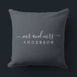 Chic Script de heer Mrs. Charcoal Blue Pas getrouw Kussen<br><div class="desc">Een moderne, monogrammed kool blauw kussen met de tekst Mr en Mrs. in wit elegant schrift. Voeg gewoon je getrouwde naam toe. Perfect luxe cadeau voor het pas gehuwde koppel. Exclusief voor u ontworpen door Happy Dolphin Studio. Neem contact met ons op via happydolphinstudio@outlook.com als je hulp of overeenkomende producten...</div>