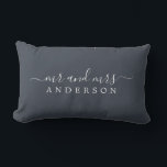 Chic Script de heer Mrs. Charcoal Blue Pas getrouw Kussen<br><div class="desc">Een moderne, monogrammed kool blauw kussen met de tekst Mr en Mrs. in wit elegant schrift. Voeg gewoon je getrouwde naam toe. Perfect luxe cadeau voor het pas gehuwde koppel. Exclusief voor u ontworpen door Happy Dolphin Studio. Neem contact met ons op via happydolphinstudio@outlook.com als je hulp of overeenkomende producten...</div>