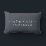 Chic Script de heer Mrs. Charcoal Blue Pas getrouw Kussen<br><div class="desc">Een moderne, monogrammed kool blauw kussen met de tekst Mr en Mrs. in wit elegant schrift. Voeg gewoon je getrouwde naam toe. Perfect luxe cadeau voor het pas gehuwde koppel. Exclusief voor u ontworpen door Happy Dolphin Studio. Neem contact met ons op via happydolphinstudio@outlook.com als je hulp of overeenkomende producten...</div>