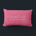 Chic Script de heer Mrs Hot Pink Pas getrouwd Mono Kussen<br><div class="desc">Chic, modern monogram heet roze kussen met de tekst Mr en Mrs. in wit elegant script. Voeg gewoon je getrouwde naam toe. Perfect luxe cadeau voor het pas gehuwde koppel. Exclusief voor u ontworpen door Happy Dolphin Studio. Neem contact met ons op via happydolphinstudio@outlook.com als je hulp of overeenkomende producten...</div>