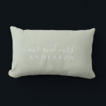 Chic Script de heer Mrs. Pastel Green Pas getrouwd Kussen<br><div class="desc">Chique, modern monogram pastel groen kussen met de tekst meneer en mevrouw in wit elegant script. Voeg gewoon je naam toe. Perfect luxe cadeau voor het pasgetrouwde paar. Exclusief voor u ontworpen door Happy Dolphin Studio. Als u hulp of bijpassende producten nodig heeft, neem dan contact met ons op via...</div>