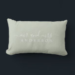 Chic Script de heer Mrs. Pastel Green Pas getrouwd Kussen<br><div class="desc">Chique, modern monogram pastel groen kussen met de tekst meneer en mevrouw in wit elegant script. Voeg gewoon je naam toe. Perfect luxe cadeau voor het pasgetrouwde paar. Exclusief voor u ontworpen door Happy Dolphin Studio. Als u hulp of bijpassende producten nodig heeft, neem dan contact met ons op via...</div>