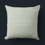 Chic Script de heer Mrs. Pastel Green Pas getrouwd Kussen<br><div class="desc">Een moderne monogrammaticale kussen met de tekst Mr. en Mrs. in wit elegant script op een pastelgroene achtergrond. Voeg gewoon je getrouwde naam toe. Perfect geschenk voor het pas gehuwde paar. Exclusief voor u ontworpen door Happy Dolphin Studio. Neem contact met ons op via happydolphinstudio@outlook.com als je hulp of overeenkomende...</div>