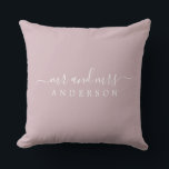 Chic Script de heer Mrs Pastel Paarse Pas getrouwd Kussen<br><div class="desc">Een moderne monogrammen pastel-paarse kussen met de tekst Mr en Mrs. in wit elegant schrift. Voeg gewoon je getrouwde naam toe. Perfect geschenk voor het pas gehuwde paar. Exclusief voor u ontworpen door Happy Dolphin Studio. Neem contact met ons op via happydolphinstudio@outlook.com als je hulp of overeenkomende producten nodig hebt....</div>