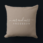 Chic Script de heer Mrs. Taupe Pas getrouwd Monogr Kussen<br><div class="desc">Een moderne monogrammaticale kussen met de tekst Mr en Mrs. in wit elegant script op een taupe achtergrond. Voeg gewoon je getrouwde naam toe. Perfect geschenk voor het pas gehuwde paar. Exclusief voor u ontworpen door Happy Dolphin Studio. Neem contact met ons op via happydolphinstudio@outlook.com als je hulp of overeenkomende...</div>
