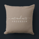 Chic Script de heer Mrs. Taupe Pas getrouwd Monogr Kussen<br><div class="desc">Een moderne monogrammaticale kussen met de tekst Mr en Mrs. in wit elegant script op een taupe achtergrond. Voeg gewoon je getrouwde naam toe. Perfect geschenk voor het pas gehuwde paar. Exclusief voor u ontworpen door Happy Dolphin Studio. Neem contact met ons op via happydolphinstudio@outlook.com als je hulp of overeenkomende...</div>