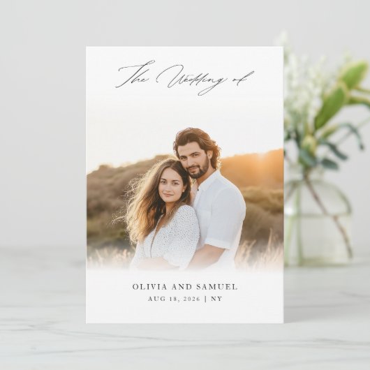 Chic Script Elegante Foto Overlay Witte bruiloft Kaart (Staand voorkant)