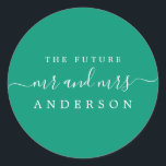 Chic Script Future Mrs Emerald Green Wedding Ronde Sticker<br><div class="desc">De moderne, moderne en eenvoudige trouwenvelop verzegelt de tekst van de toekomstige meneer en mevrouw in witte elegante handgeschreven scriptkalligrafie en stijlvolle typografie op een groene achtergrond. Voeg gewoon je toekomstige getrouwde achternaam toe. Exclusief voor u ontworpen door Happy Dolphin Studio. Neem contact met ons op via happydolphinstudio@outlook.com als je...</div>
