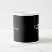 Chic Script Gouden Monogram Zwarte Gepersonaliseer Grote Koffiekop (Voorkant)